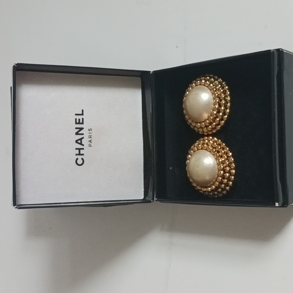 CHANEL Vtg Lg Pearl Gold Circle Earrings.